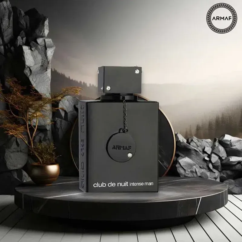 Frasco de perfume negro y caja con la etiqueta