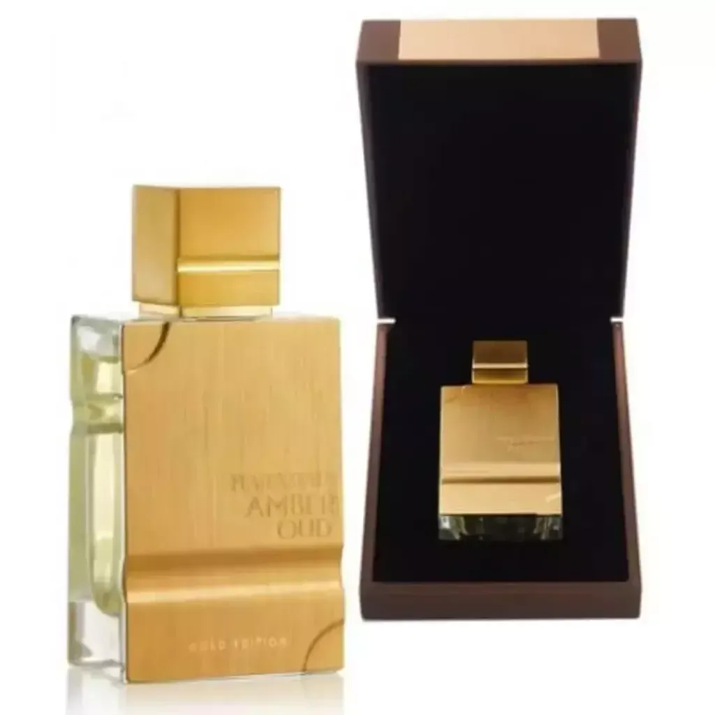 Frasco y caja de perfume dorado: Al Haramain Amber Oud, textura metálica en relieve, acentos marrones.