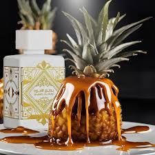 Frasco de perfume y caja, color blanco con detalles dorados, diseño ornamentado, elegante.