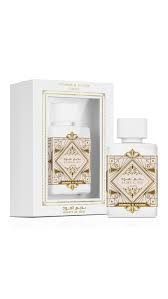 Frasco de perfume y caja, color blanco con detalles dorados, diseño ornamentado, elegante.