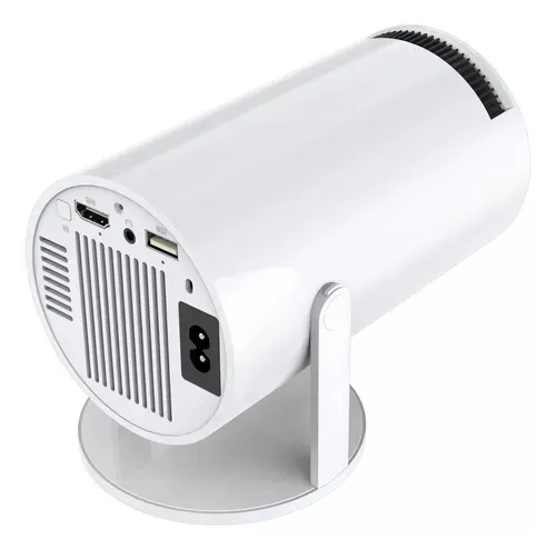 Proyector cilíndrico blanco orientado hacia una imagen de auto de carreras proyectada;