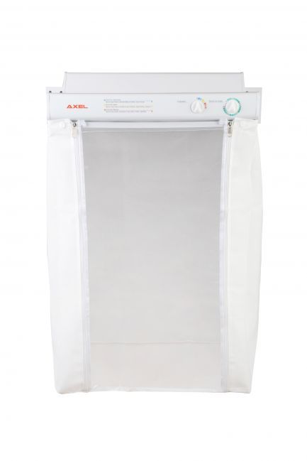 Una secadora de ropa portátil de color blanco con camisas colgadas en su interior.