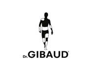 Un logo in bianco e nero di un uomo che cammina.