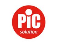 Il logo della soluzione pic è in un cerchio rosso su sfondo bianco.