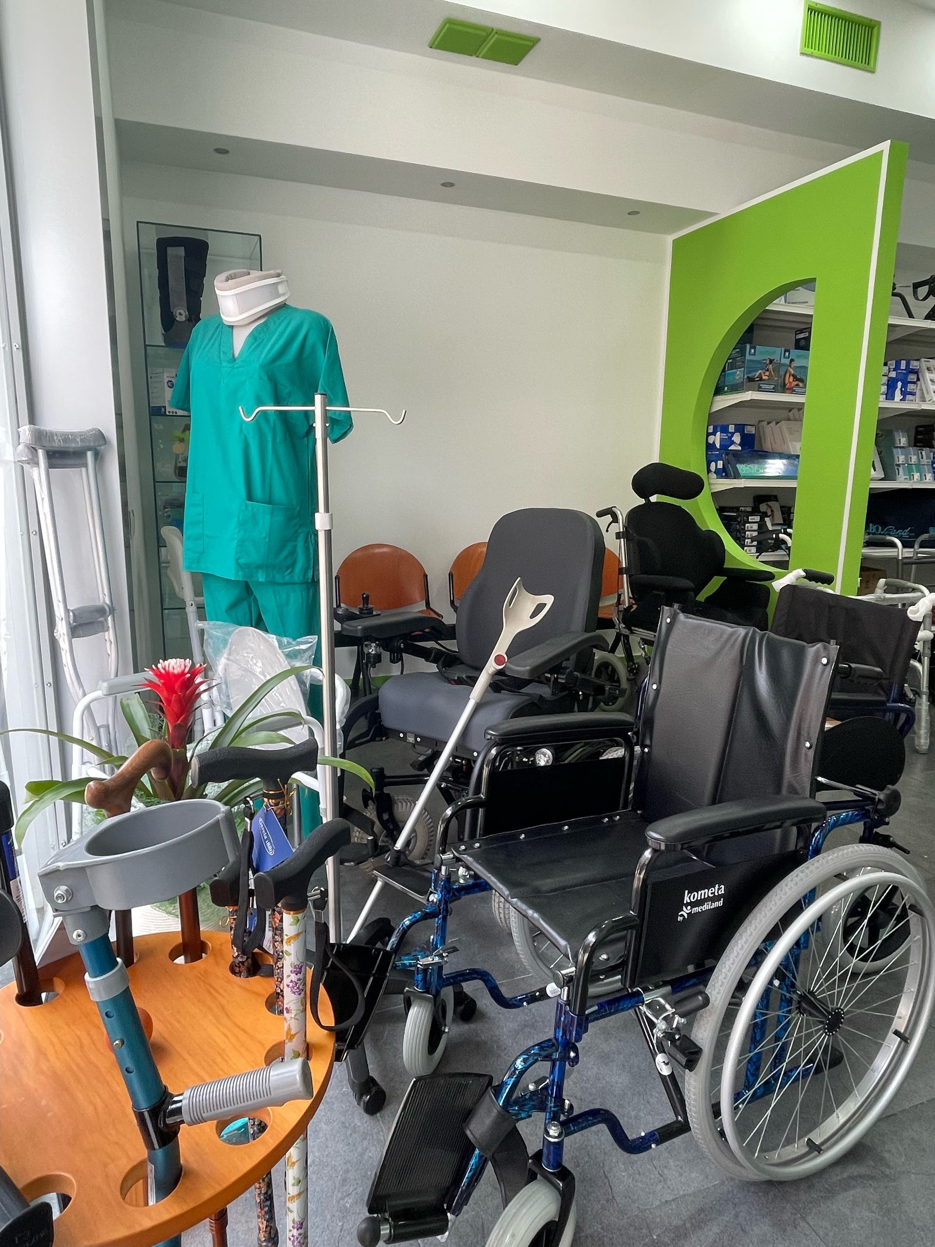 Una sedia a rotelle è seduta su un tavolo in un negozio.