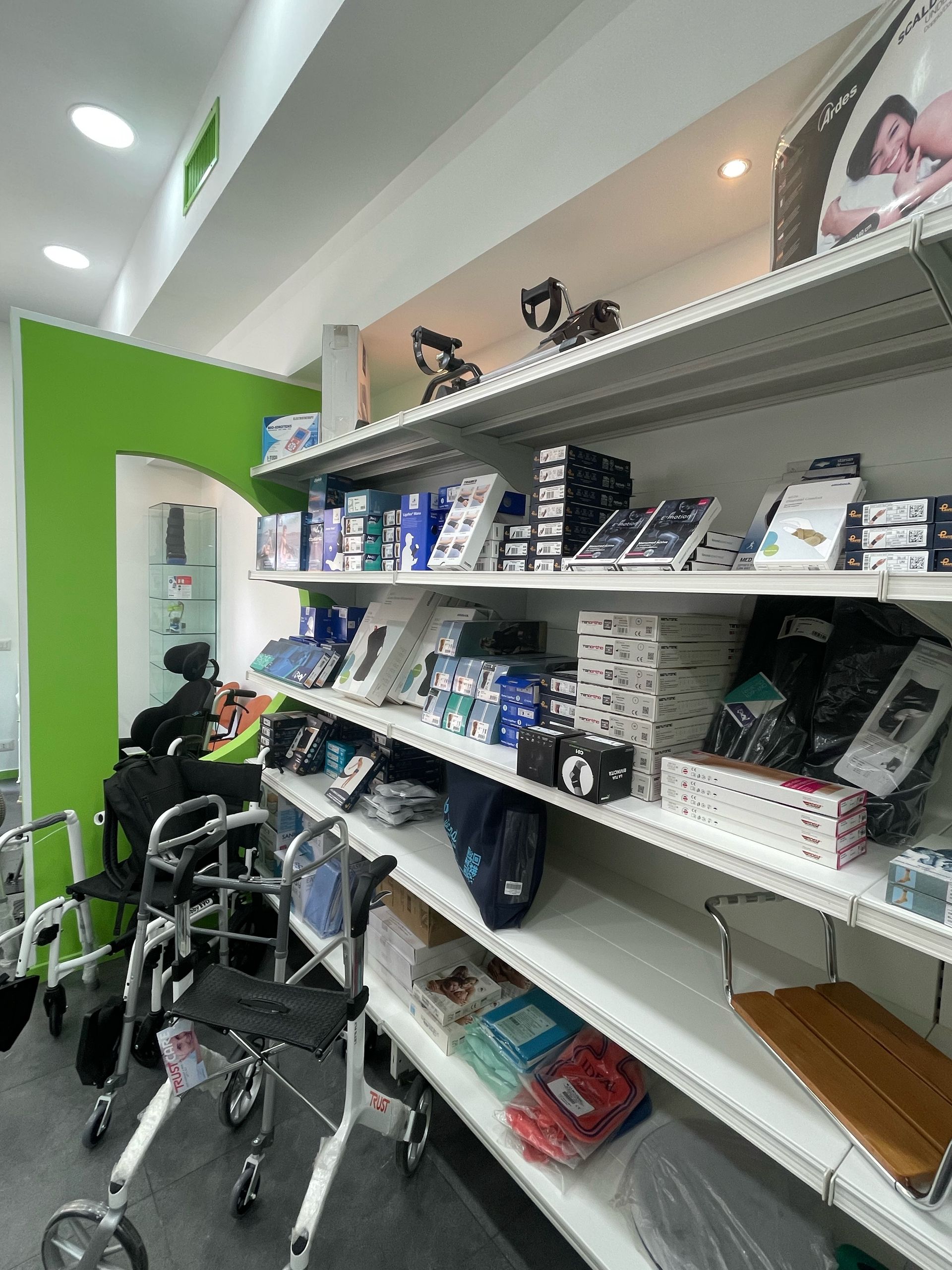 Un negozio pieno di scaffali e girelli.