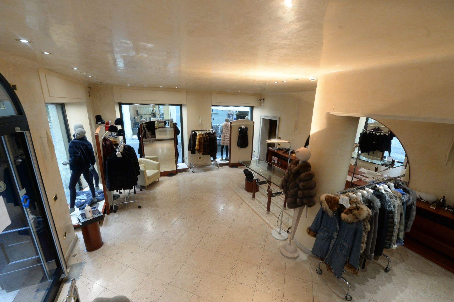 Esposizione di pellicce e capi con pelliccia