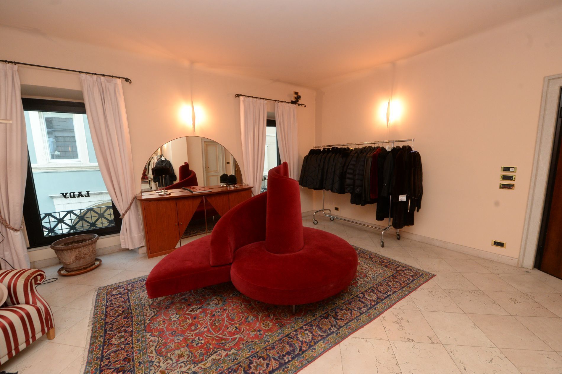 Elegante showroom della pellicceria