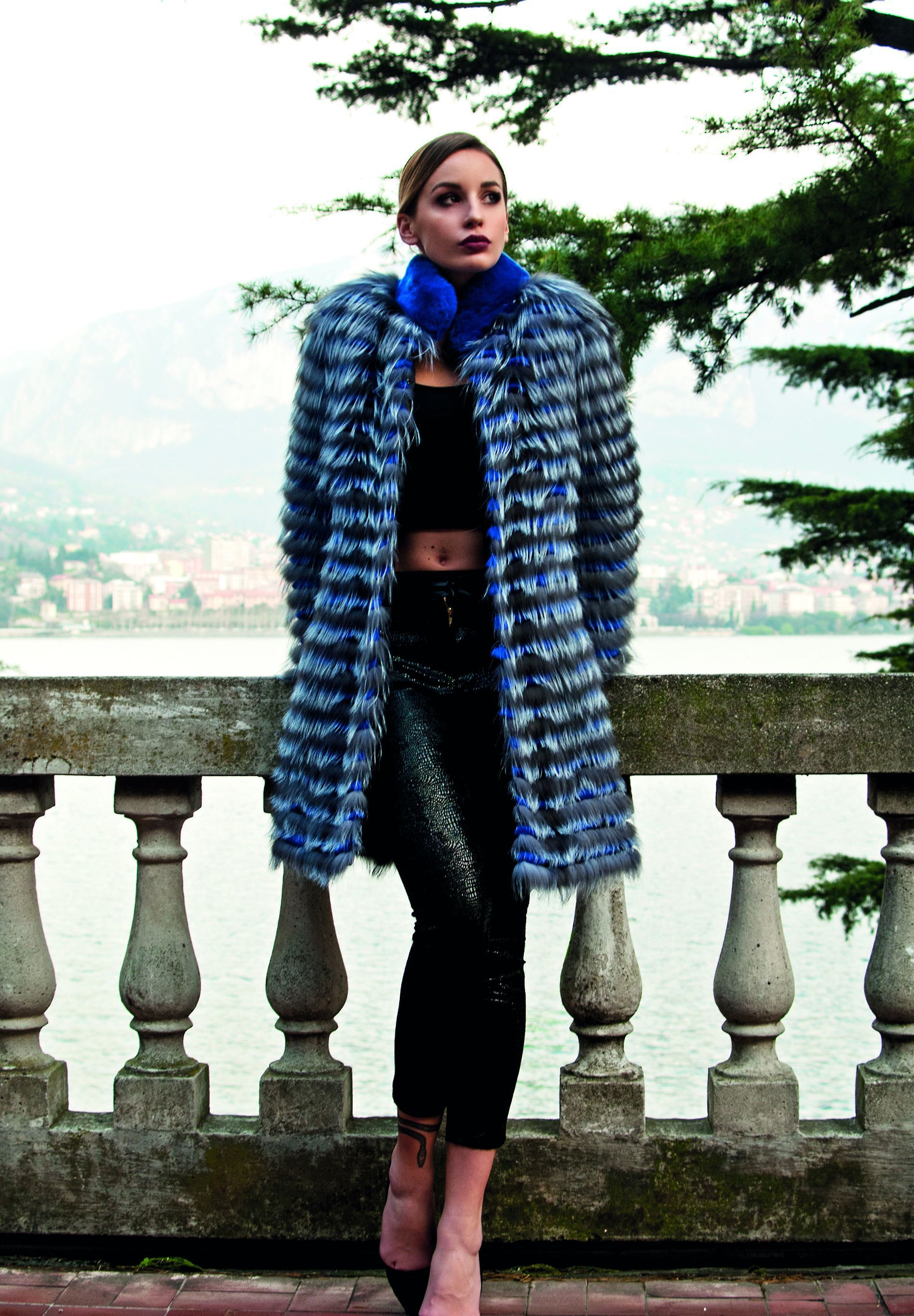 Cappotto in pelliccia blu elettrico