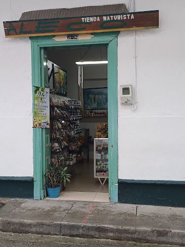 Local comercial abierto con puerta de entrada de color verde menta y letrero que dice “Tienda Naturista Aleco