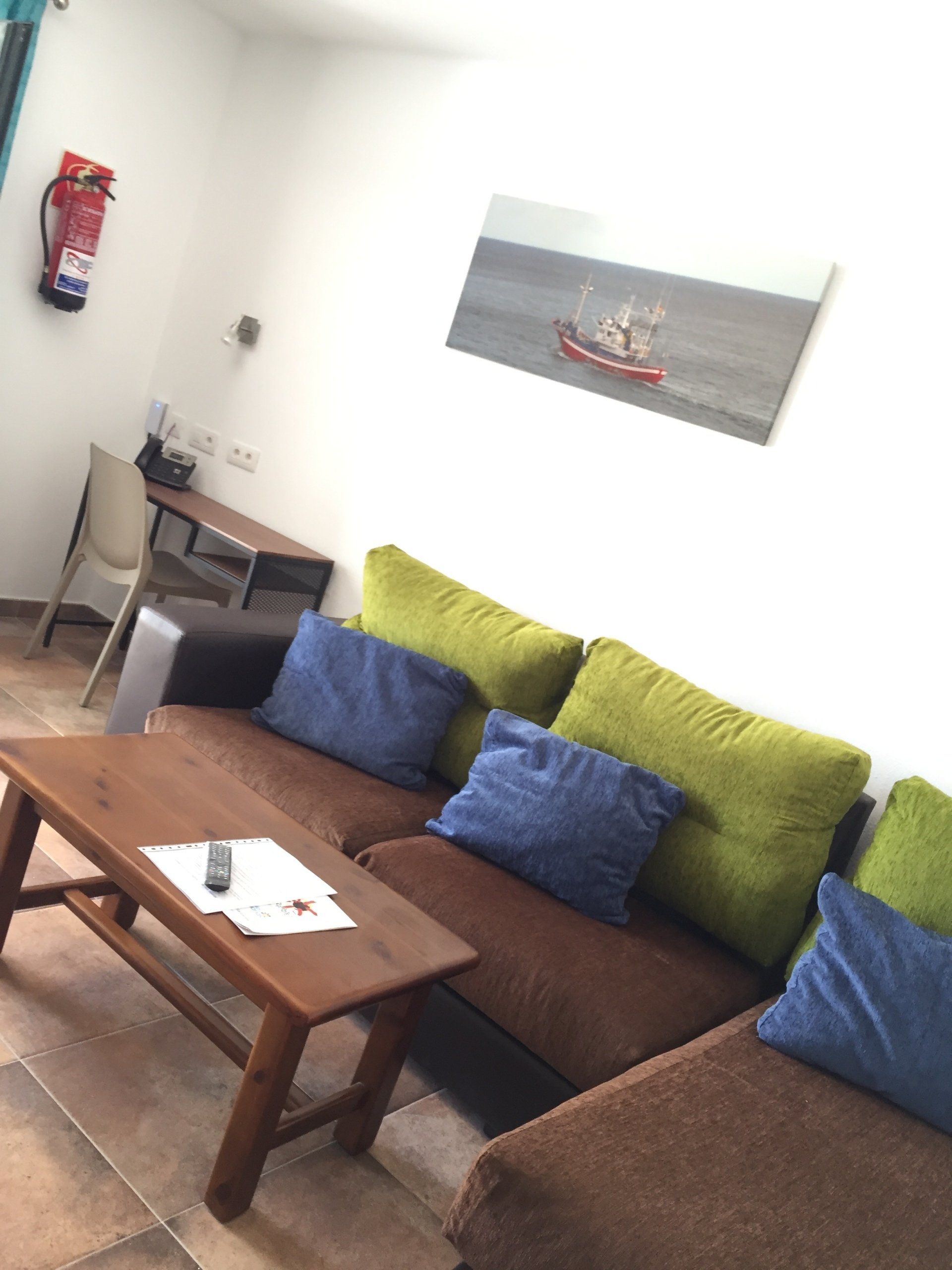 Living room with sofa and desk in Villa Canaima apartment