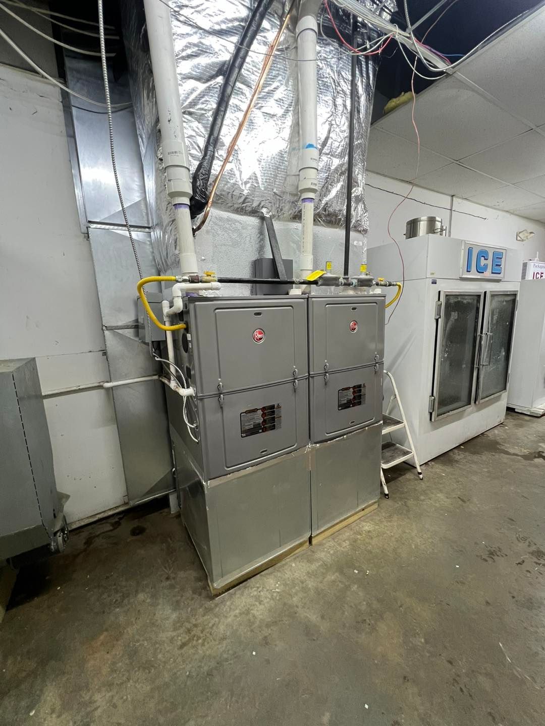 A room with a stove and a refrigerator in it.