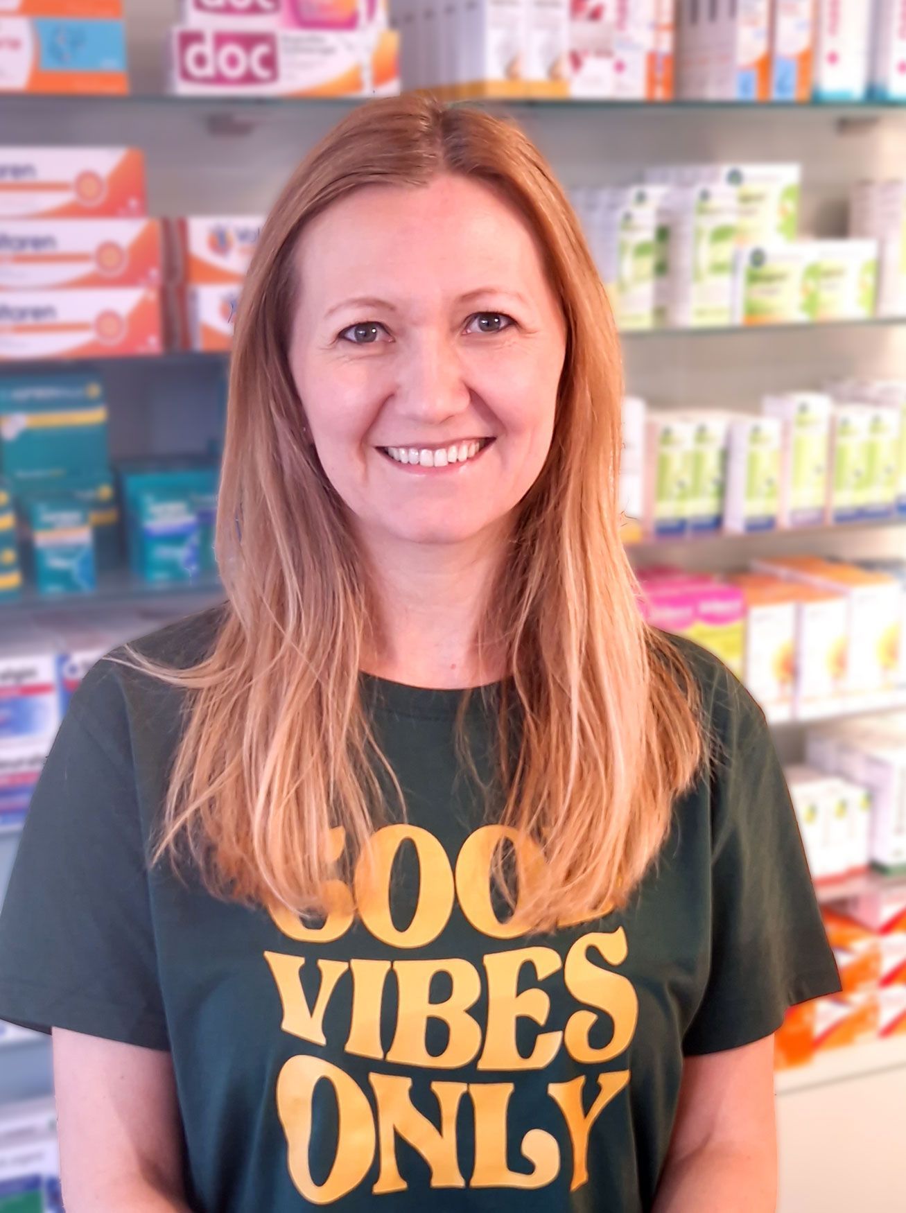 Eine Frau, die ein grünes T-Shirt mit der Aufschrift „Good Vibes Only“ trägt