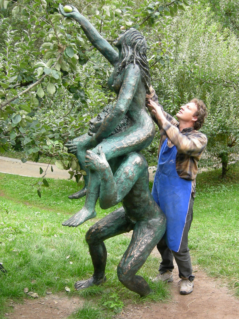 Alexander_Widmann_Bronze_Skulptur_Adam_Eva_Botanischer_Garten_Schloss_Trauttmansdorff_