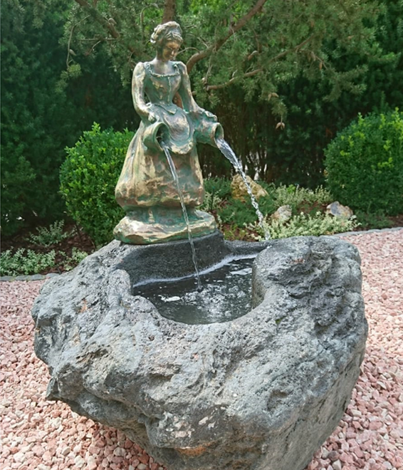 Gertrud Mitterstieler-Widmann, Algund, Südtirol, Bronze Skulptur, Statue, Brunnen Figur