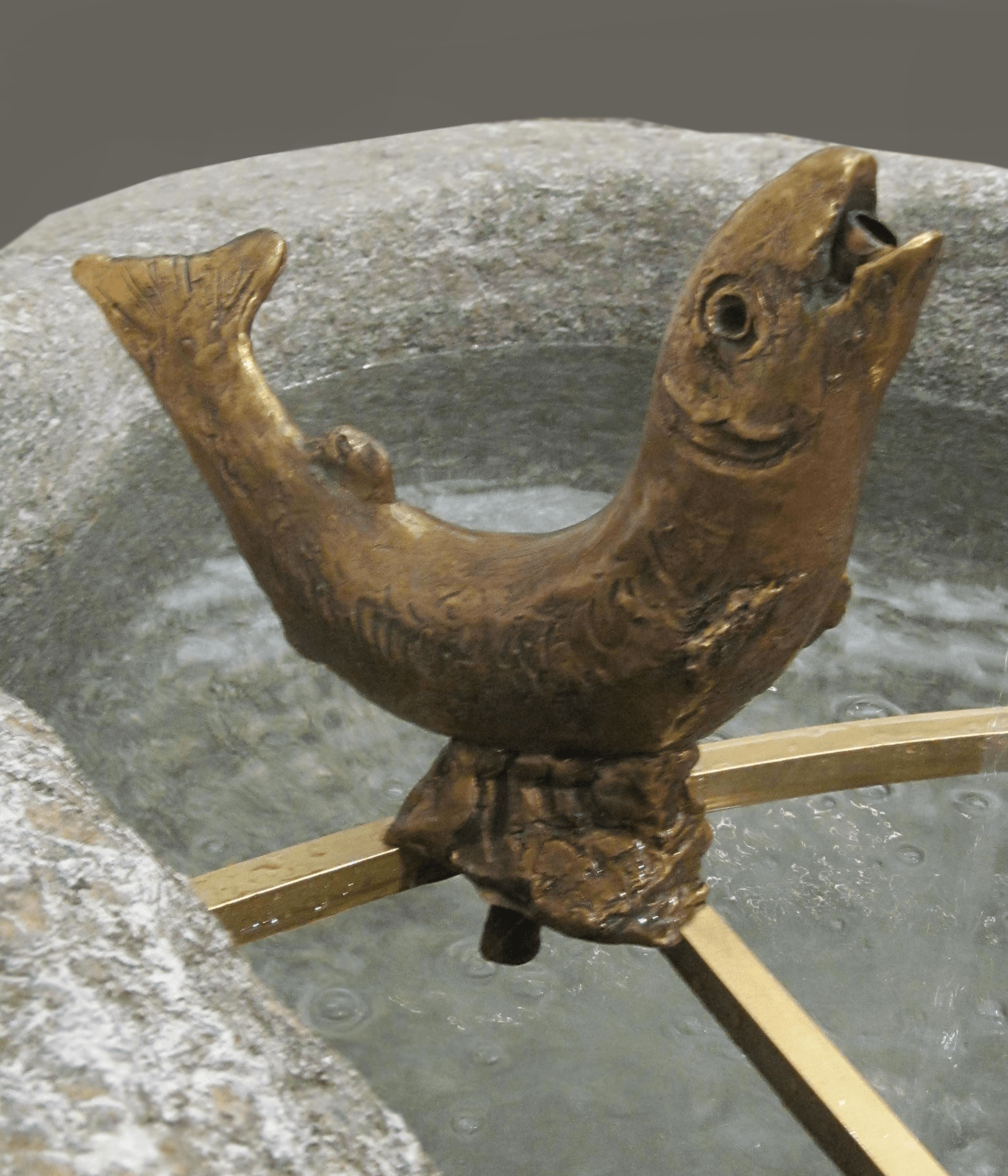 Gertrud Mitterstieler-Widmann, Algund, Südtirol, Bronze Skulptur, Statue, Brunnen Figur, Springender Fisch, Höhe: 30 cm