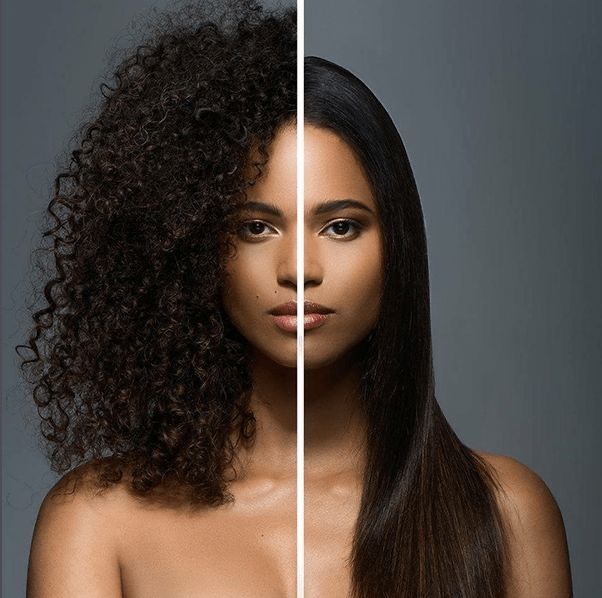Eine Frau mit lockigem Haar und eine Frau mit glattem Haar