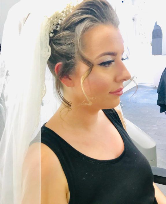 Eine Frau, die einen Schleier und ein schwarzes Tanktop trägt