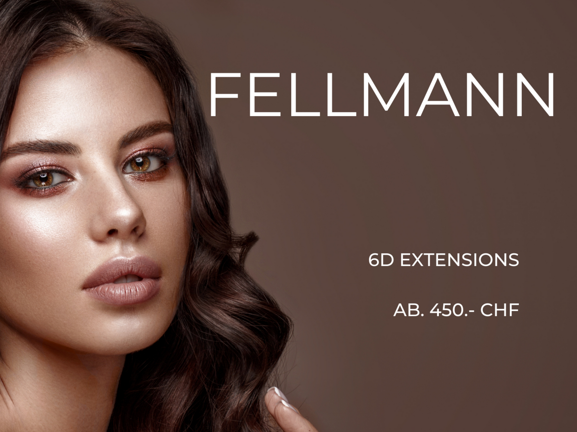 Eine Frau hält ihr Haar vor einen braunen Hintergrund.