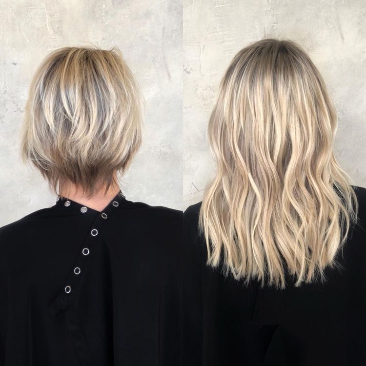 Eine Frau mit kurzen blonden Haaren und eine Frau mit langen blonden Haaren