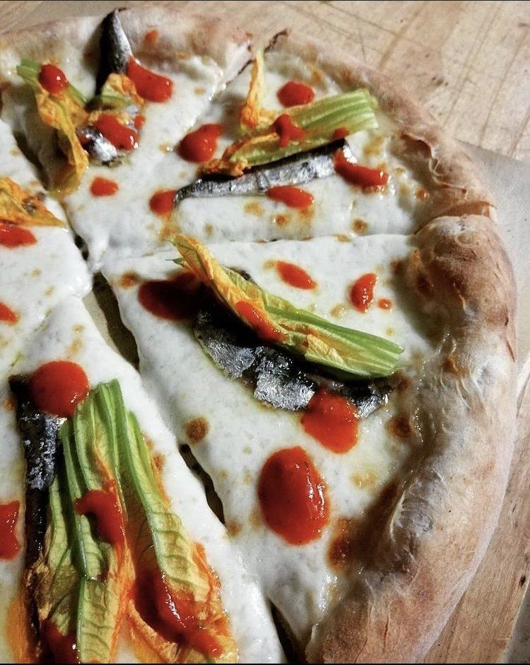 pizza con fiori di zucca