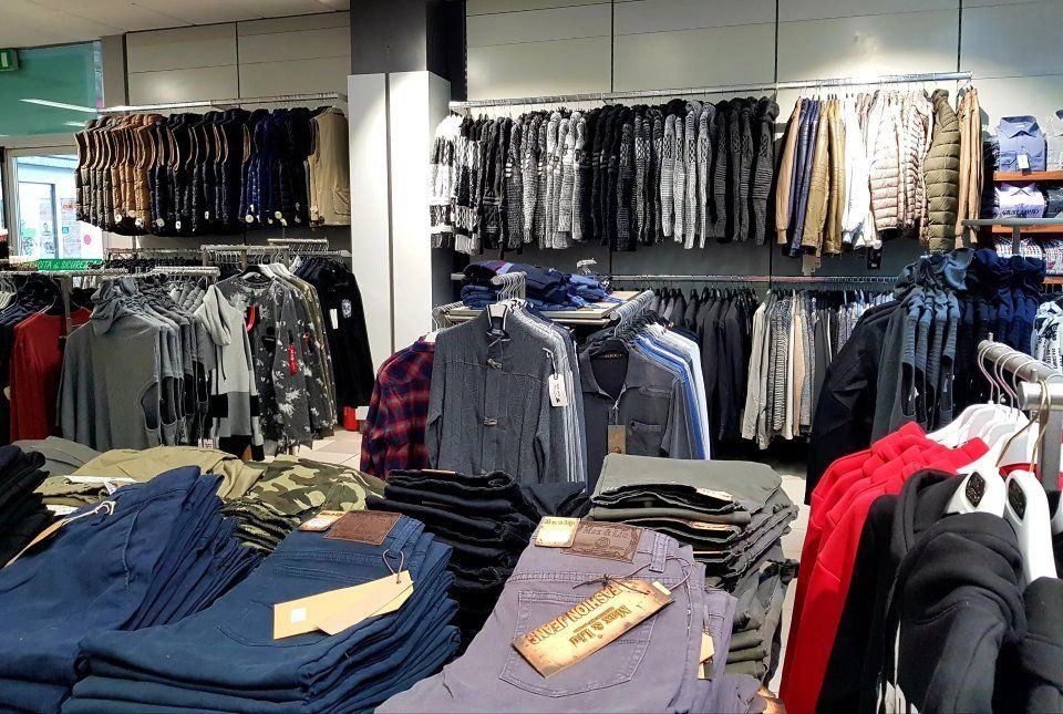 Interno negozio abbigliamento 2