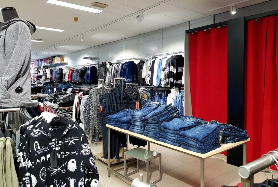 Interno negozio abbigliamento 3
