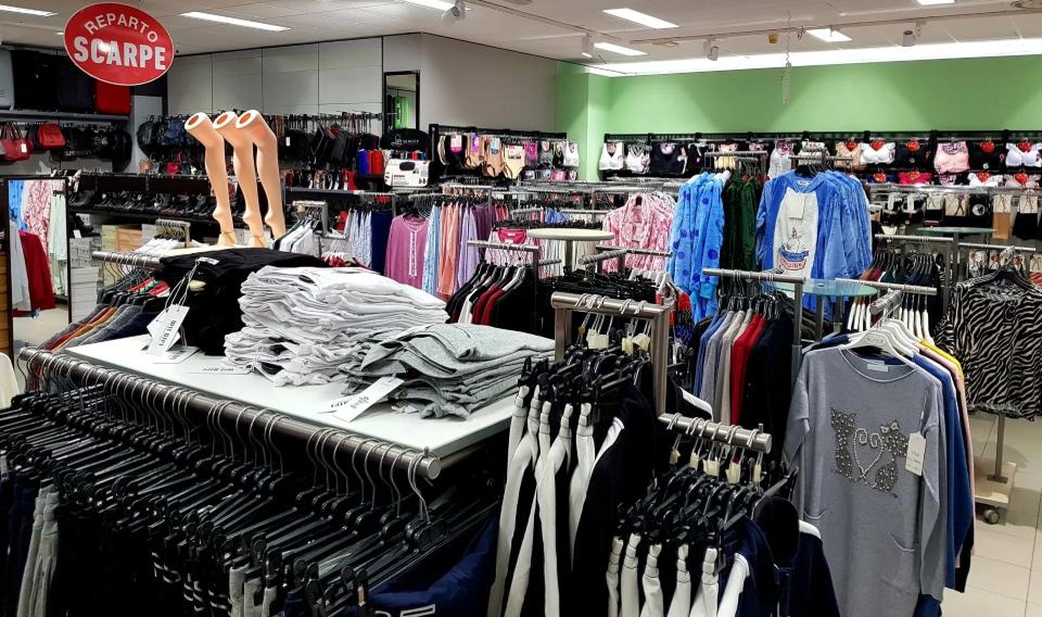 Interno negozio abbigliamento 4