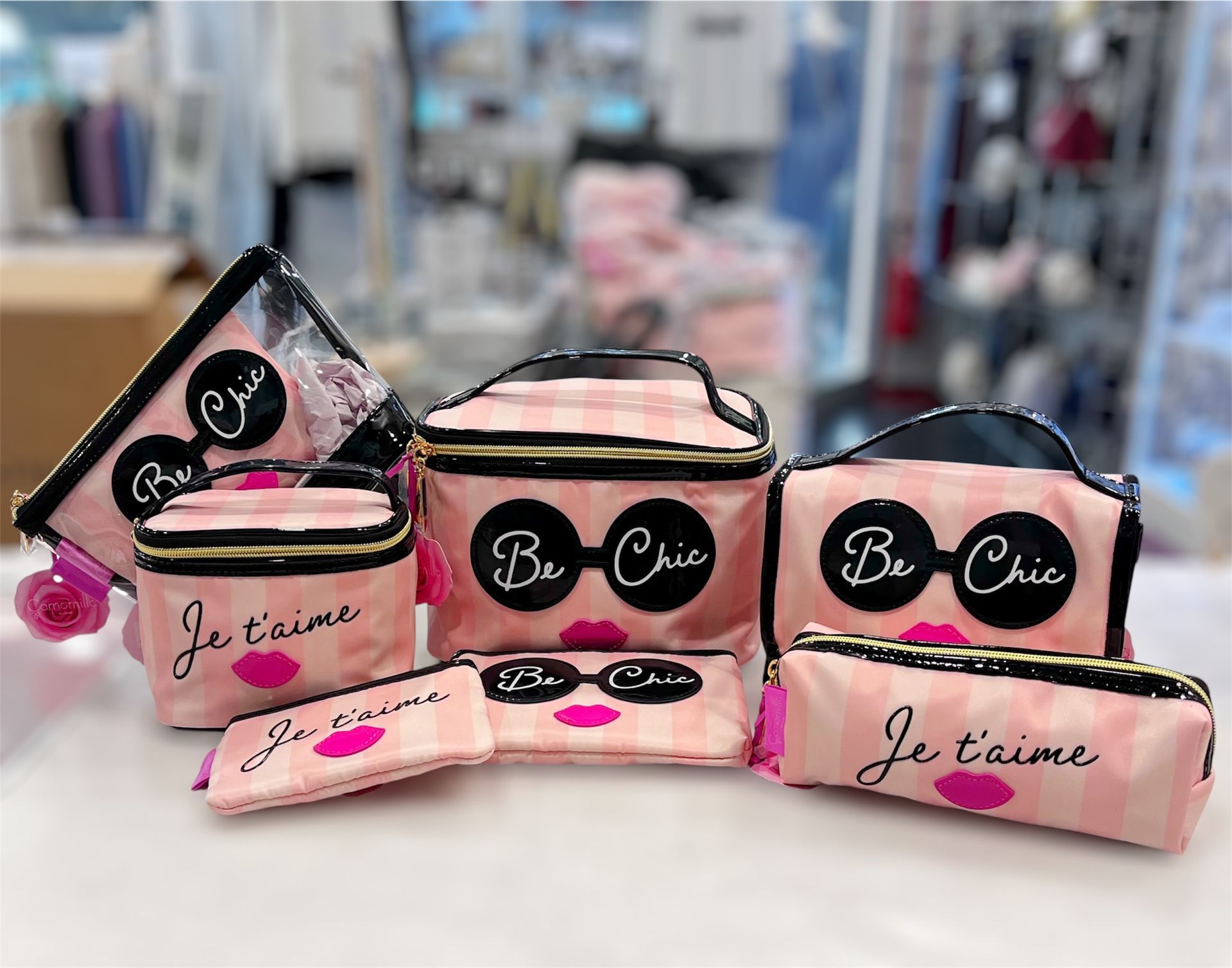 portafogli in pelle lilla e bianchi con gatti in negozio di abbigliamento a Rivoli