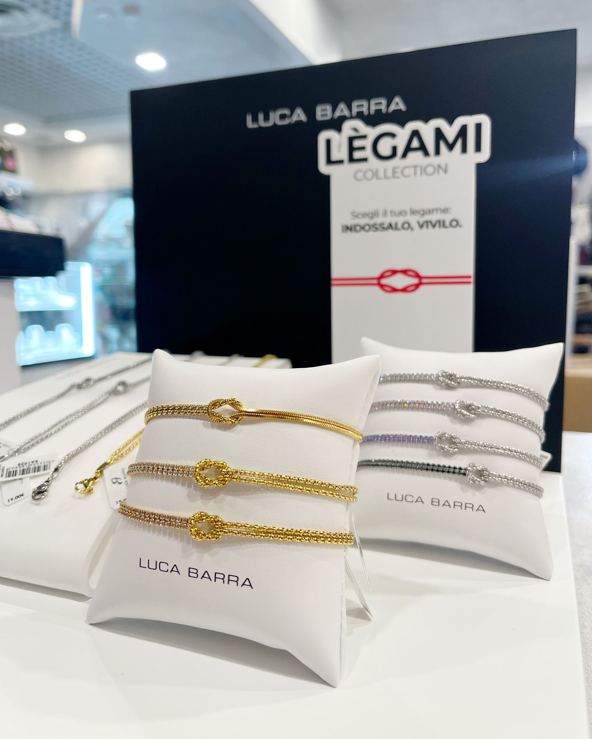 portafogli in pelle lilla e bianchi con gatti in negozio di abbigliamento a Rivoli