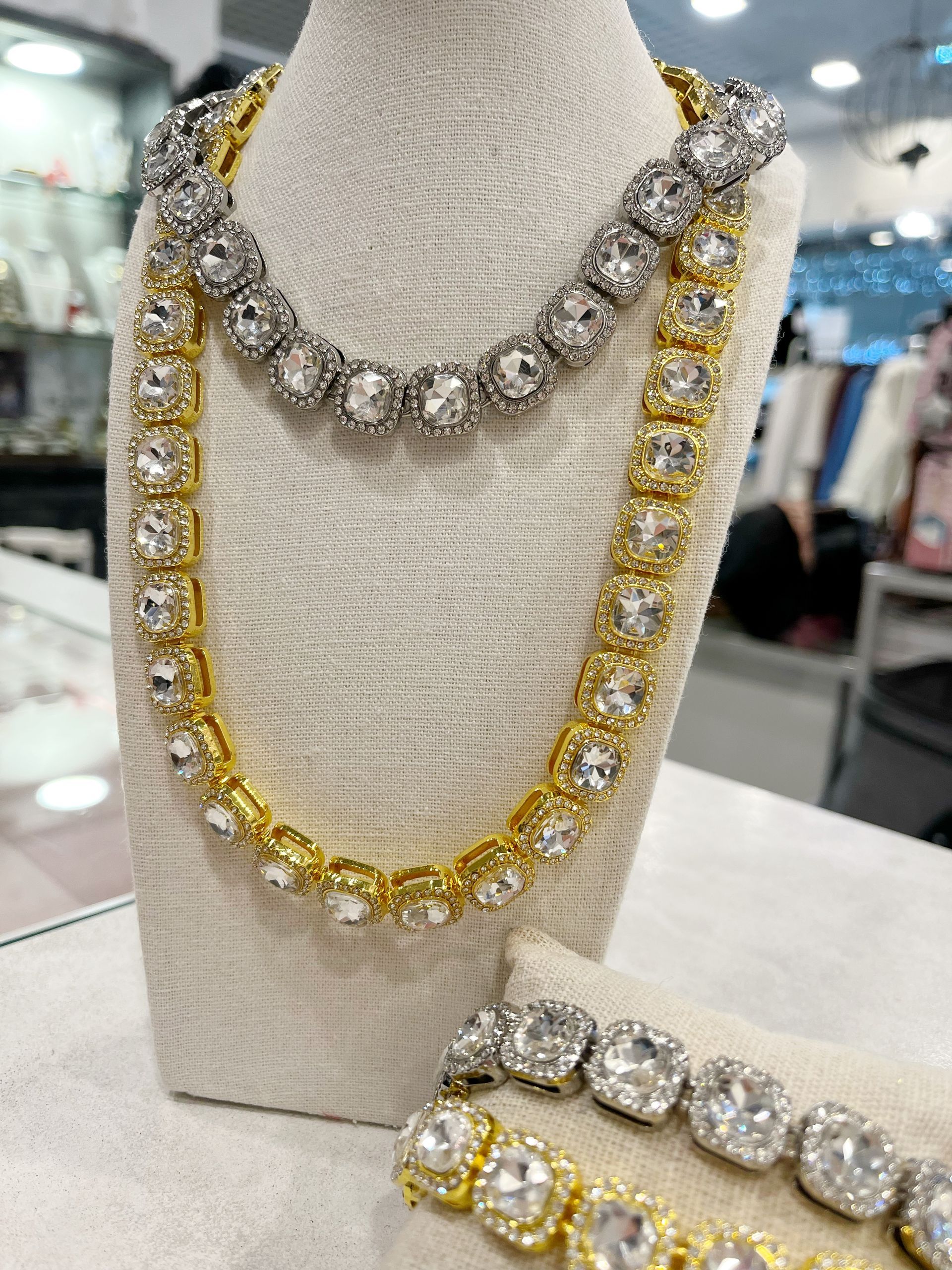 portafogli in pelle lilla e bianchi con gatti in negozio di abbigliamento a Rivoli