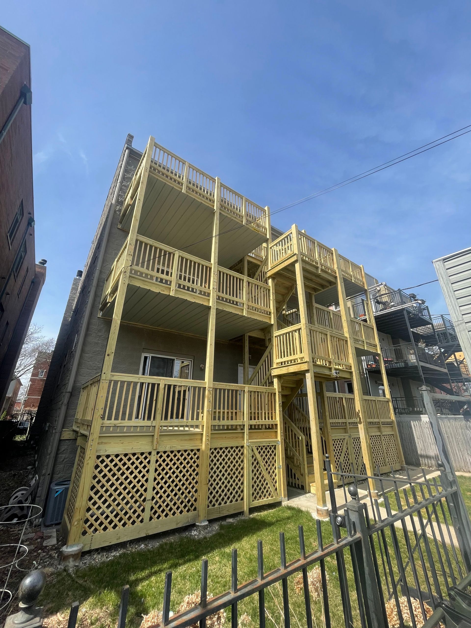 A large apartment building with a lot of balconies and stairs.