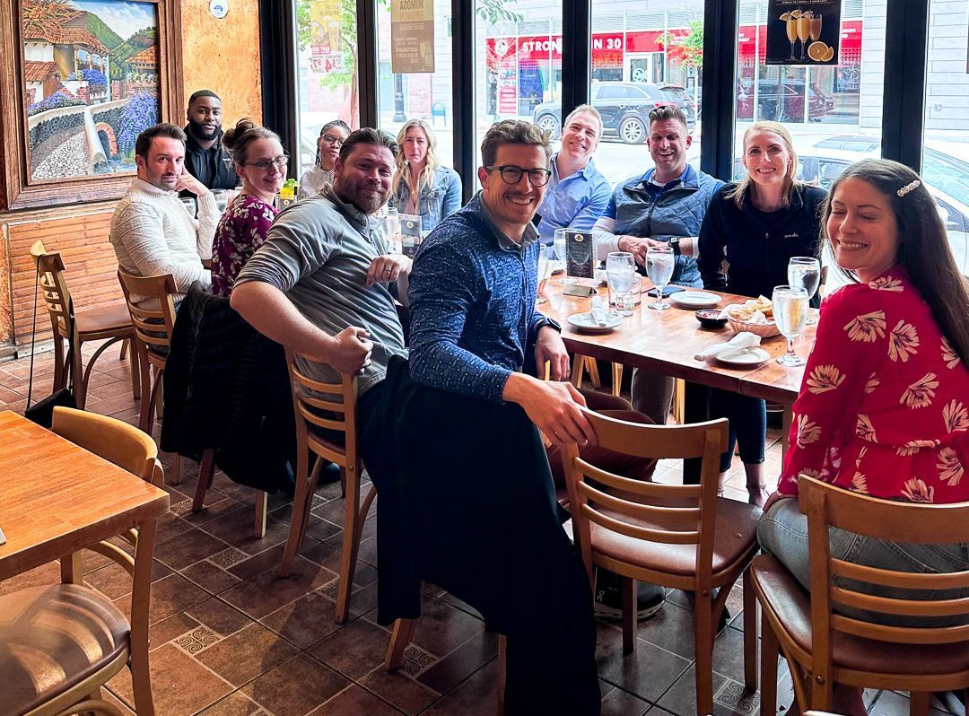 A group of people are sitting at a table in a restaurant.