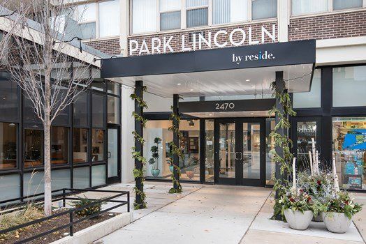 A large building with a sign that says park lincoln in reside.