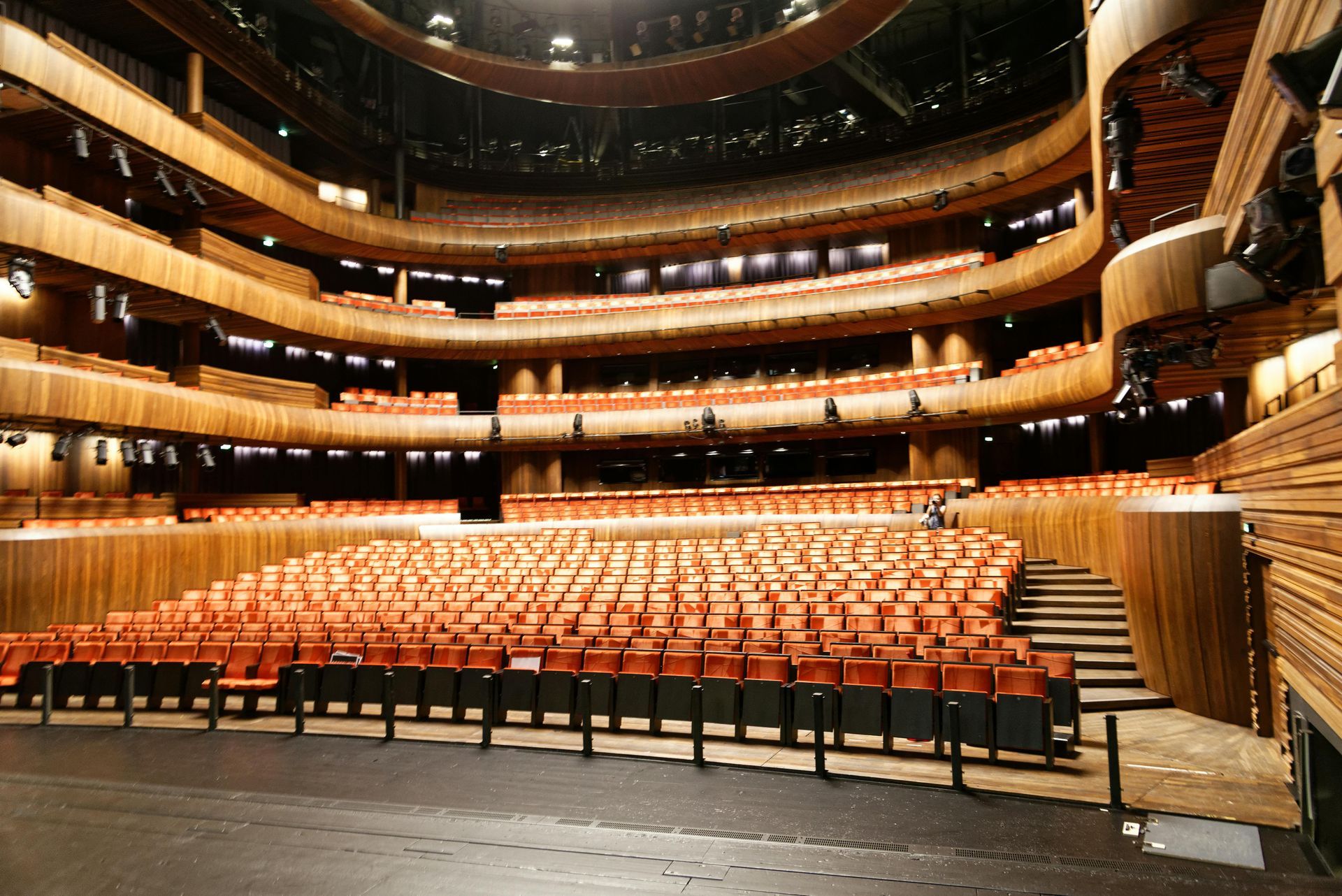 Internal view of a theater with chairs.