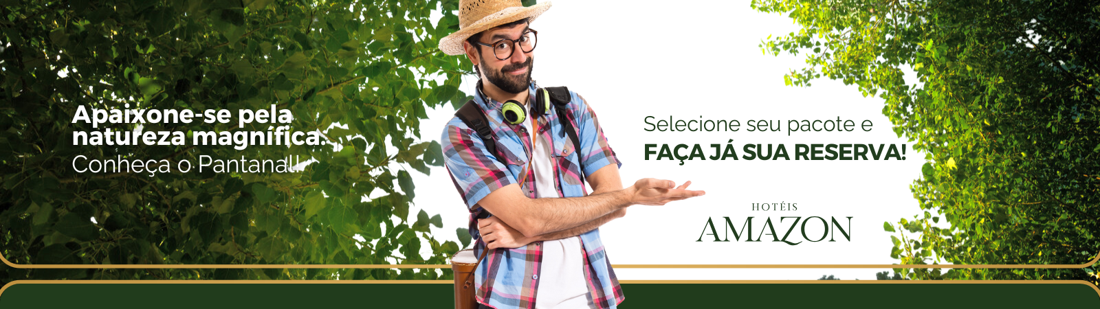 Um homem de chapéu está parado em frente a uma placa que diz amazon.