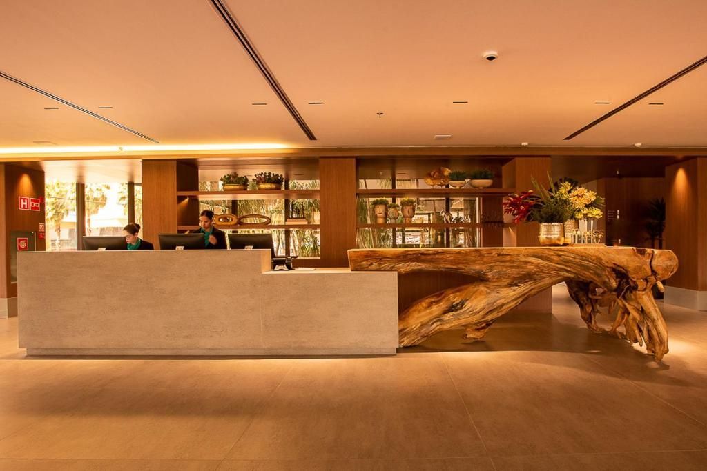 Recepção do hotel. Iluminação aconchegante.