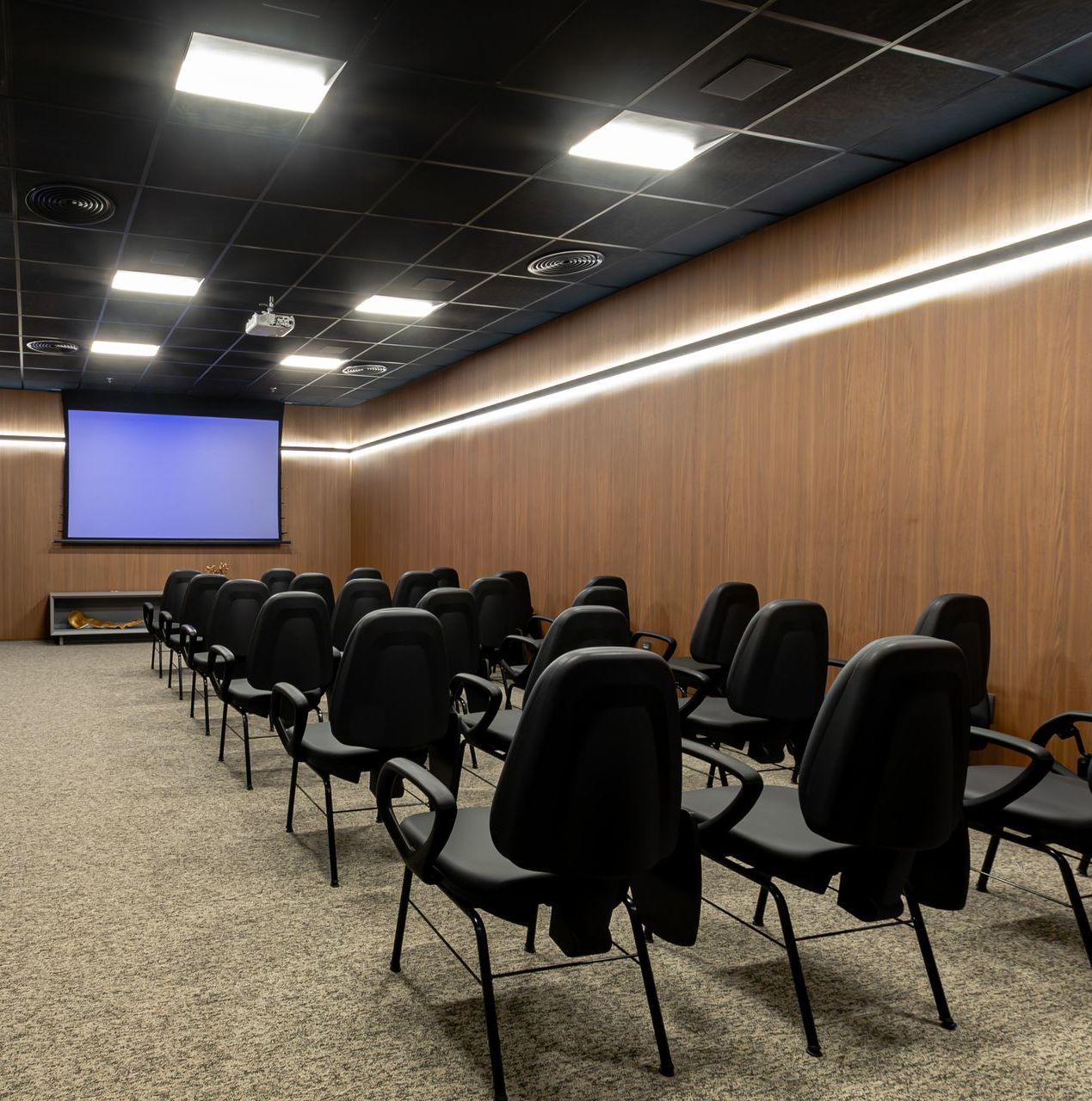 Uma foto de uma sala de conferências com muitas cadeiras