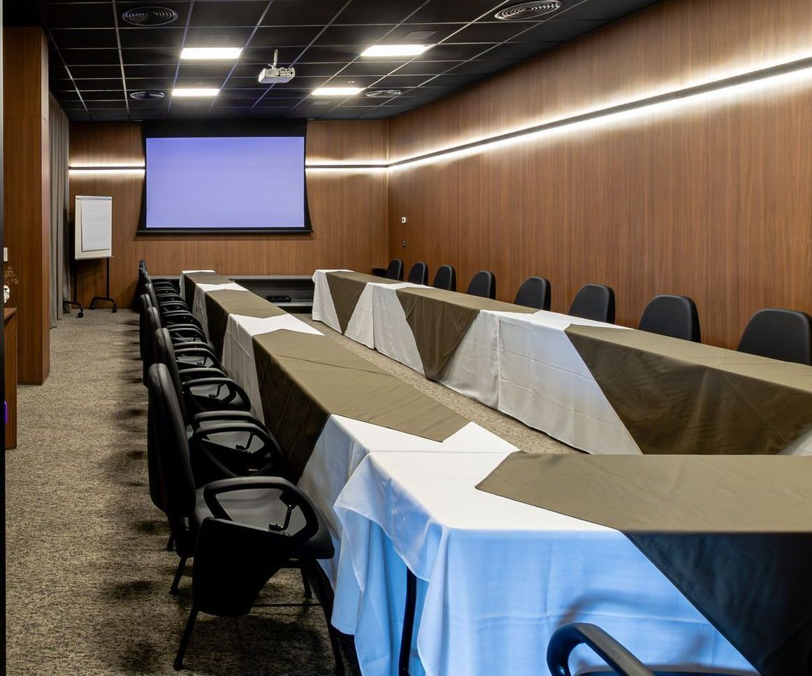 Uma foto de uma sala de conferências com muitas cadeiras