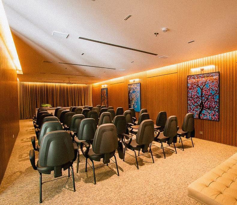 Uma foto de uma sala de conferências com muitas cadeiras