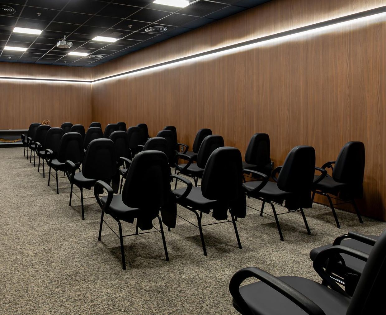 Uma foto de uma sala de conferências com muitas cadeiras