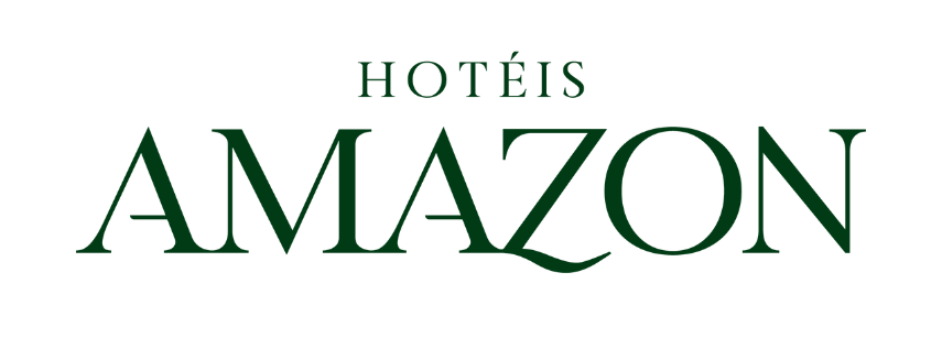 O logotipo do hotel amazon é verde e branco em um fundo branco.