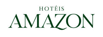 O logotipo do hotel amazon é verde e branco em um fundo branco.