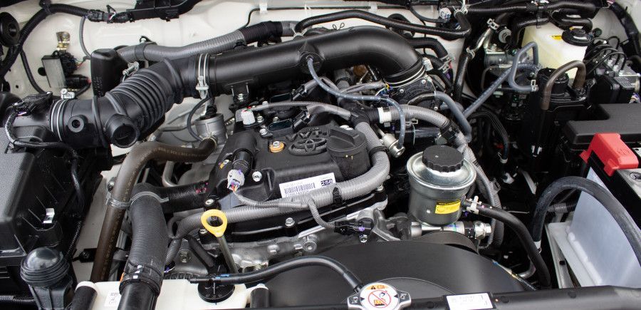 Un mecánico está trabajando en el motor de un coche.