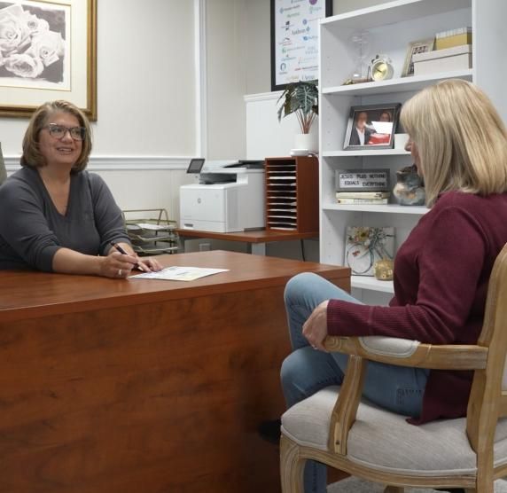 Jody sitting one-on-one with a female client