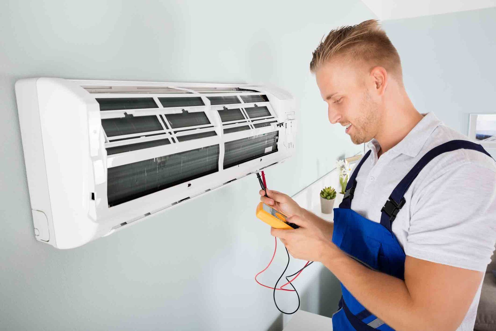 A Kirkwood Heating and Cooling technician is performing an air conditioning repair in Dayton, OH.