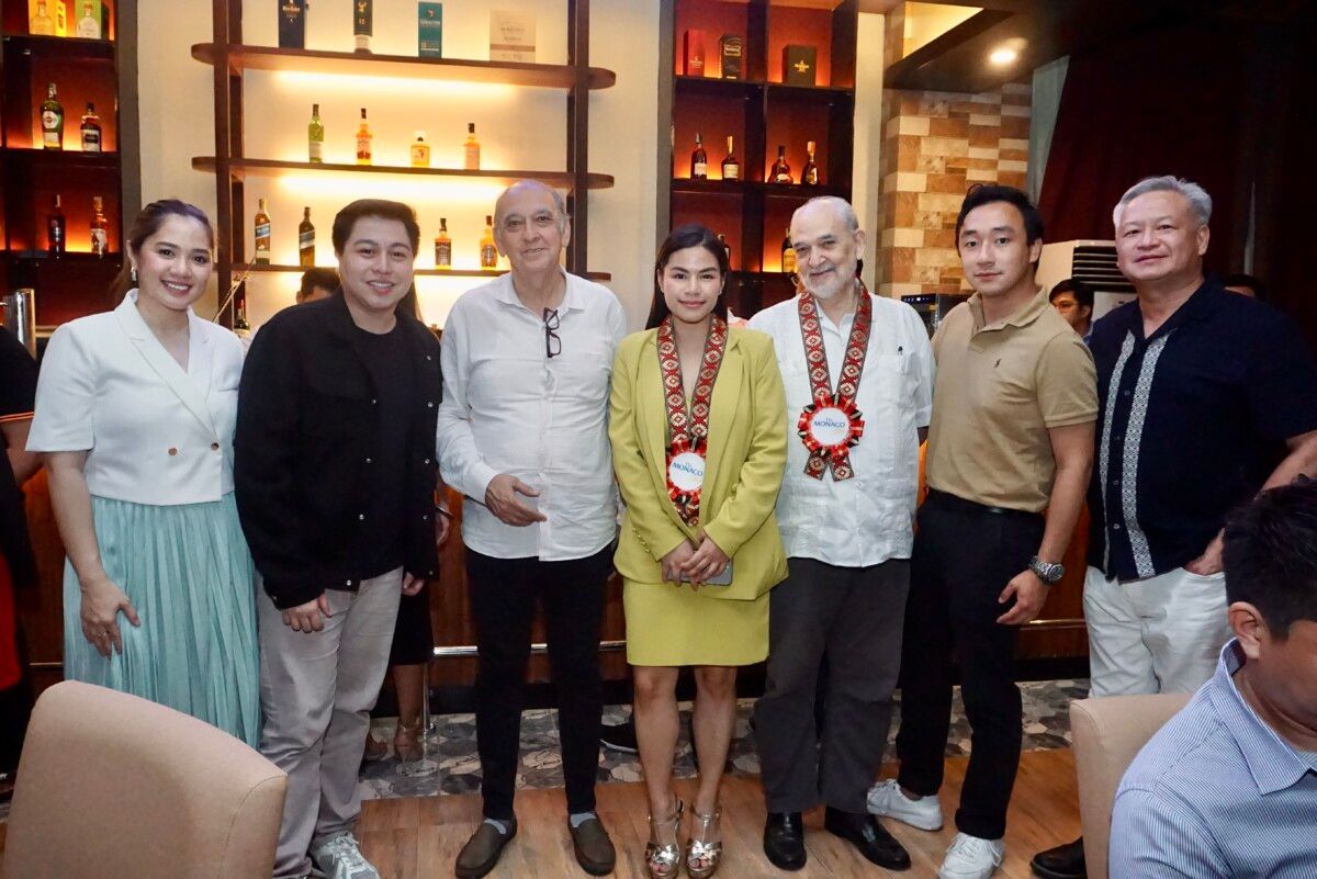A group of people are posing for a picture in a restaurant.
