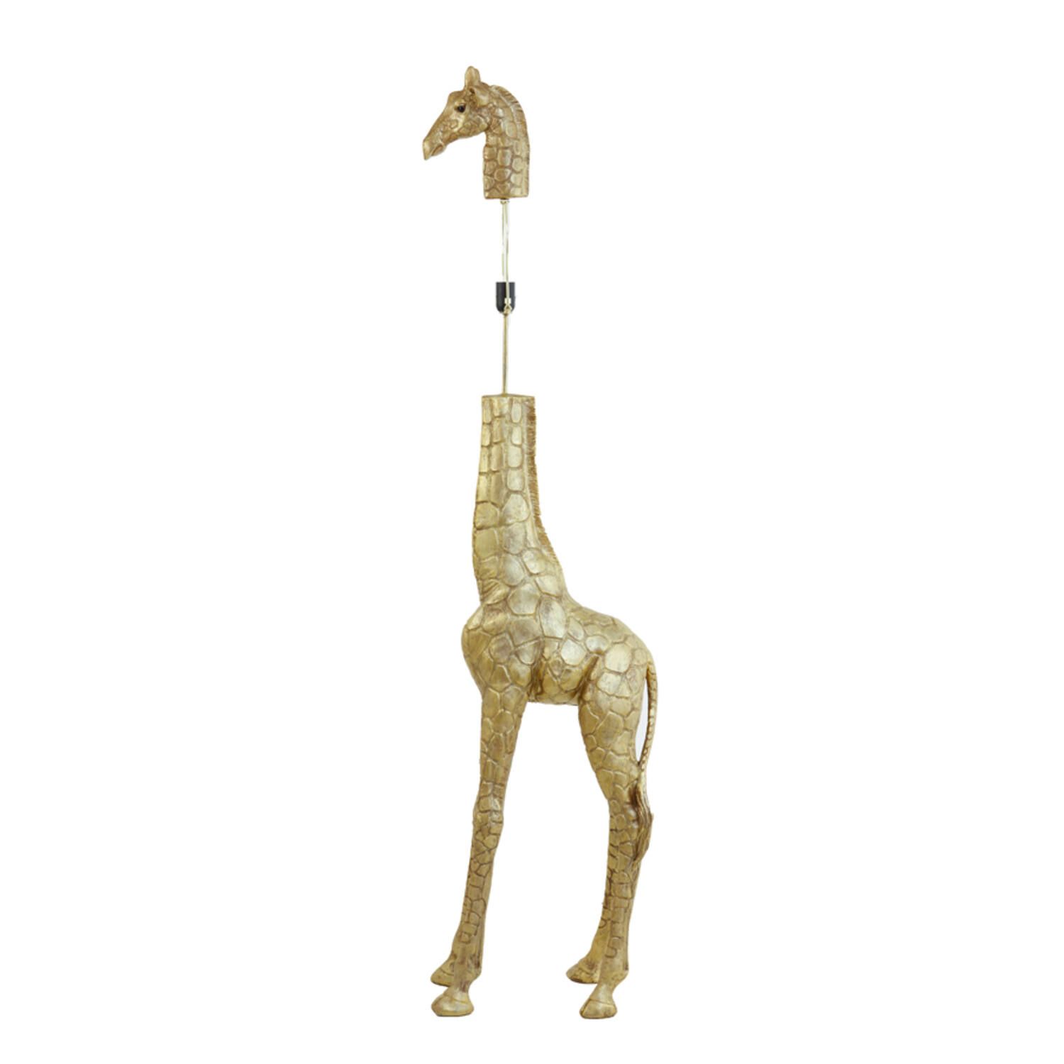 Gouden vloerlamp in de vorm van een giraffe met een groene lampenkap, in een kamer met planten en een pluizige stoel.