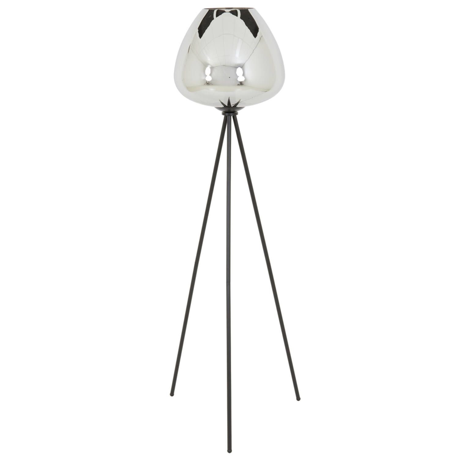 Zwarte staande lamp op een statief met een amberkleurige glazen kap naast een stoel en een raam.