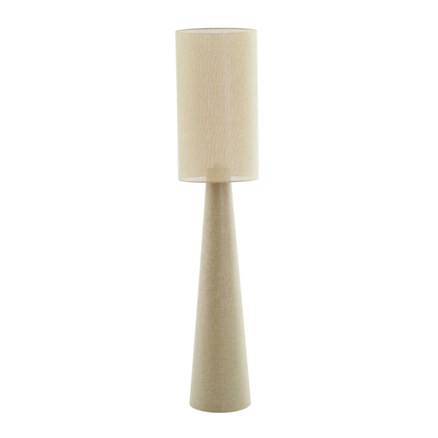 Een hoge staande lamp met een beige kap staat naast een klein tafeltje, een witte vaas en andere decoratieve voorwerpen.